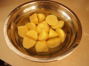 step1: 馬鈴薯削皮切大塊（一定要大塊，不然燉到最後就爛了），放到水里浸泡10分鐘。