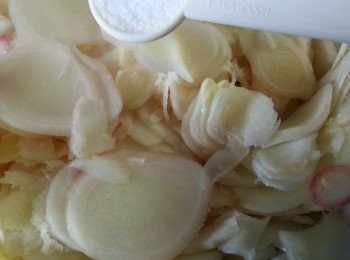 step5: 將子薑加入1茶匙鹽醃20分鍾