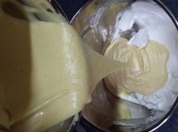 step10: 再將香橙蛋黃麵糊由高处倒入剩餘的蛋白霜， 用橡皮刮刀混合均勻