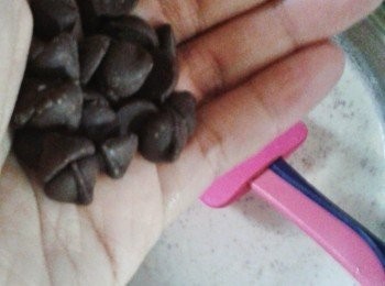 step2: 加入巧克力碎片，不停攪拌至巧克力溶化