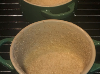 step1: 首先響焗杯上掃牛油，之後灑上糖。
（高人叫我下次用糖霜，糖太粗都整爛個梳乎厘！