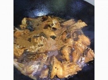 step5: 炸至金黃撈出，倒入醃料鍋中，醃製再撈出