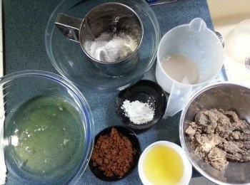 step3: 再做蛋糕體-先預備好所有材料(裝蛋白的碗不能有水份及蛋黃雜質,電動打蛋器亦不能有水份,否則會影嚮發打)