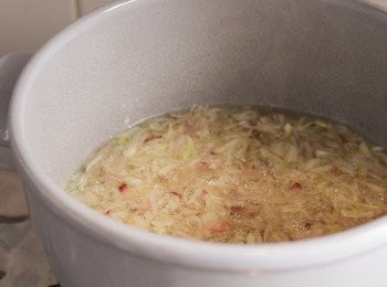 step3: 開一鍋油，約一吋深，中慢火燒熱油，放入全部乾蔥