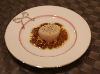 step4: 最後加入鹽及黑椒作調味
煮好的醬汁上碟後把帶子放在碟中，再曬上黑椒作點綴