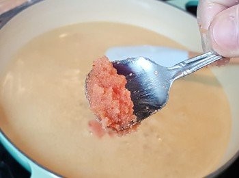 step5: 將明太子加入<span class="group_2">醬汁</span>中，拌勻。