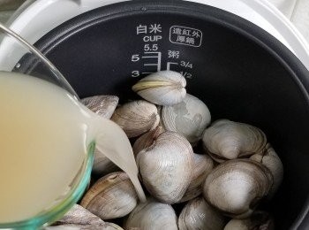 step5: 再將雞湯及清水加入烹煮15分鐘。