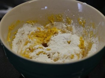 step3: 再分三至四次加入糯米粉 (太乾可加水；太濕可加糯米粉)