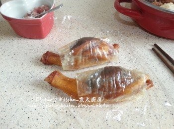 step10: 魚肚及冬菇包好 , 用粟粉水封口
