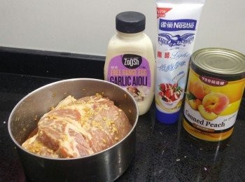 step1: 1.     黑豚豬扒預先用醃料醃4小時