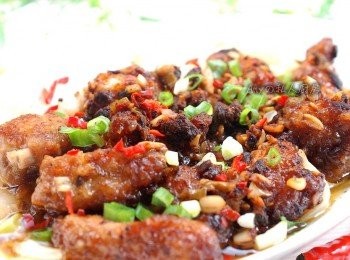 step9: 洋蔥吸收了排骨醬汁,豆鼓的鹹香讓排骨酥的口感及味道變得更好吃,是一道很下飯的料理。