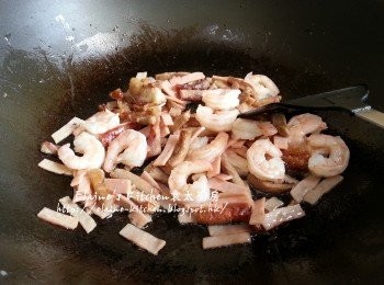 step5: 燒紅鑊 , 爆香叉燒後加入火腿及蝦仁拌勻 , 加入少許鹽調味炒香