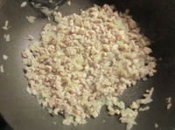 step3: 油熱後加入洋蔥末炒至香味飄出,再加入絞肉炒香