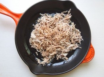 step8: 使用平底鍋加入蔬菜油及肉絲做翻炒，再加入調味料。