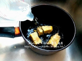step8: 粟米芯放入煲內 , 加水用慢火煮15分鐘至出味