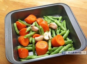 step2: 把蒜頭拍扁、四季豆切段、紅蘿蔔切塊，放入焗盆內，加入少量橄欖油、鹽和黑胡椒撈勻。