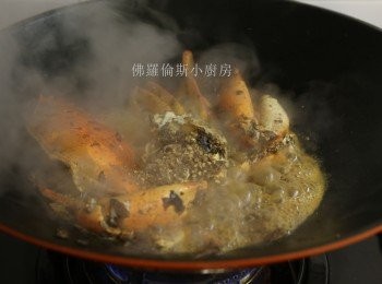 step3: 跟住落蟹炒到蟹轉色，落紹興酒再炒