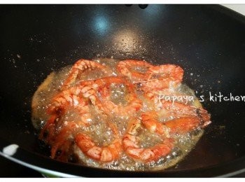 step2: 再將蝦抹乾，再拍上薄薄嘅生粉，再落油半煎炸至蝦熟，攞起瀝乾油，備用