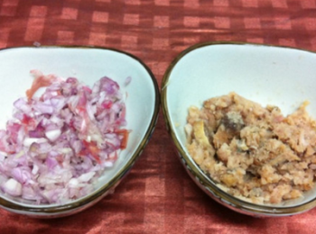 step3: 蔥頭剝去外殼、去掉須、洗淨剁碎，鹹魚去骨、用湯匙壓碎。