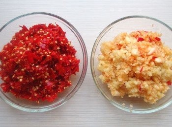 step2: 蒜頭及辣椒使用食物攪拌器切成碎狀,或手工切成碎狀。