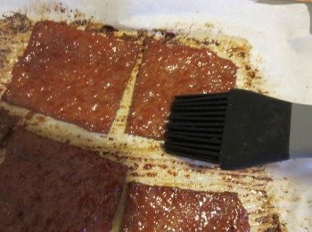 step6: 取出涂上蜜糖水再烘1-2分钟，取出再涂第二次蜜糖水再烘1-2分钟。。另一面肉干反过来也是一样重复涂上2次蜜糖水，烘好后待凉即可享用。
(涂肉干面的蜜糖水=蜜糖加少许水拌均)