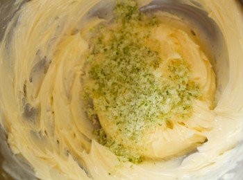 step3: 再來於奶油中加入步驟1的檸檬糖後繼續拌打至奶油顏色略白。