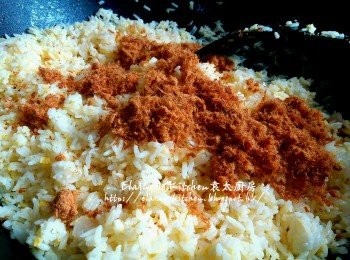 step8: 放入豬肉鬆炒數分鐘即成肉鬆薑蛋炒飯