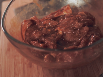 step2: 用熱水先開溶即溶咖啡粉後放入所有醃料拌混後放入豬扒醃30分鐘