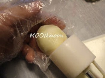step12: 放入月餅，用手輕輕壓均。