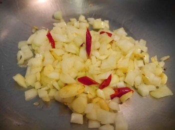 step4: *熱油鍋，入橄欖油，爆香辣椒蒜片，蒜香出。放入洋蔥炒至半透明。
