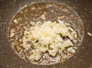 step4: 同一油鍋，將蒜末、洋蔥末下鍋爆香。