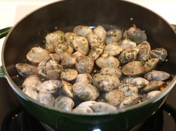 step4: (4) 加入花甲炒到開口