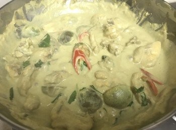 step8: 8. 待滾起轉小火加蓋焗煮10分鐘。