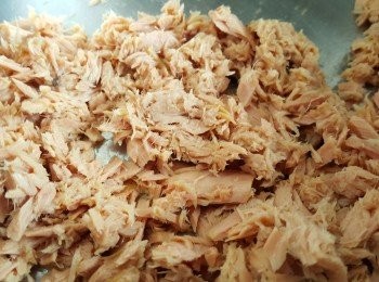 step1: 將吞拿魚壓成蓉，備用。