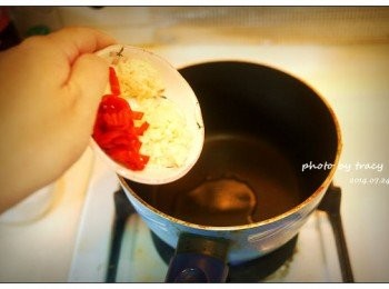 step3: 倒入少許油,先放入蔥薑和辣椒,炒出香味後放入絞肉.