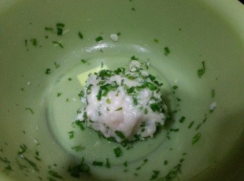 step4: 香草墨魚丸
墨魚膠加入芫荽，攪均就可以搓球，
所以不需要調味…………