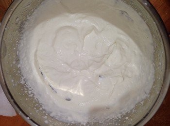 step6: 6..  把淡忌廉打發至有明顯紋路狀態。