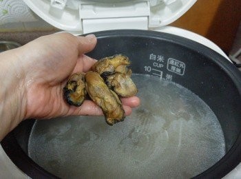 step3: 湯連骨倒進電飯煲, 加入米／蠔豉