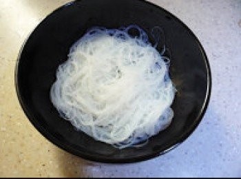 step2: 開水下粉絲，煮1-2分鐘，至8分熟撈出，立刻入涼水浸冷卻。
