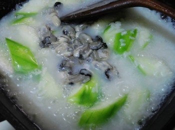 step5: 最後完成前加入鮮蚵ˊ加點鹽<span class="group_2">調味</span>ˊ快速拌勻熄火。
再灑上酌量胡椒粉和扁魚碎即可