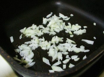 step3: 3.步驟2操作同時ˊ另外準備一鍋ˊ
加入少許橄欖油ˊ炒香洋蔥末和蒜片