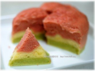 step7: 切成西瓜造型時，一份水蒸西瓜造型蛋糕就完成了