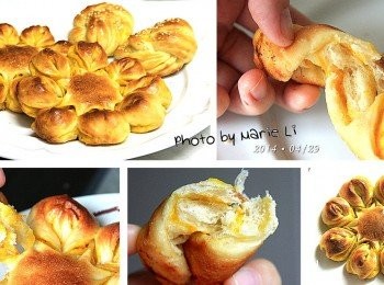 step9: 這款花朵麵包成品很美
單個麵包就有小盤子一般大喔！

※ 南瓜內餡作法：
將南瓜削皮去籽切成塊狀
蒸至熟軟後壓成泥
混進一點奶油與糖拌勻即可

南瓜內餡滋味甜美
麵包口感扎實卻不會過硬
一片片花瓣的手撕吃法
更是增添了幾分趣味
事實上，這款《南瓜花朵麵包》
真的好吃到連我自己都忍不住一口接一口呢~