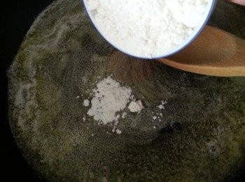 step4: 加入麵粉拌勻(必須要慢火,否則麵粉會變黃)