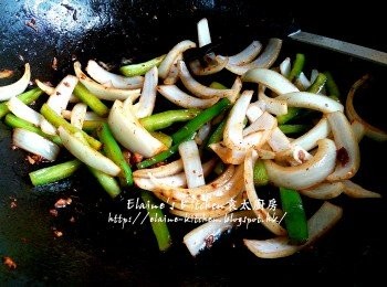 step5: 原鑊加入洋蔥及青椒炒香至洋蔥軟身