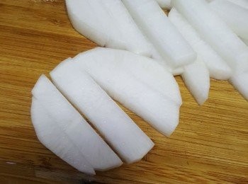 step1: 白蘿蔔切條備用