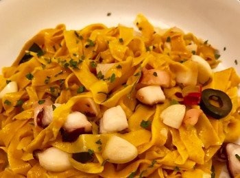 step4: 待意大利粉煮熟后, 立即隔水然後進海鮮配料內. 完成.