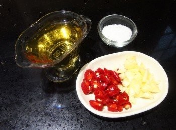 step3: 將蒜頭,辣椒切碎備用。