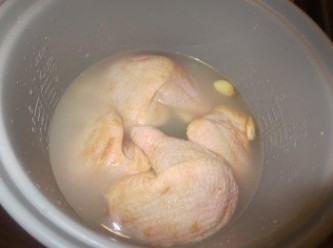 step2: 將米洗乾淨放入電飯煲內, 然後加入清雞湯, 鹽 ,香芧, 牛油,薑, 斑蘭葉及蒜頭, 最後加入雞在米上面, 待飯煲熟。(清雞湯/水的量比平時煲飯要少一點,因為雞本身會出水)