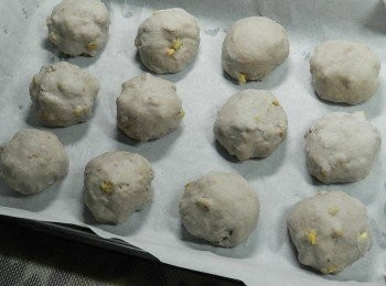 step4: 將麵團平均分為12個，揉圓後放入烤盤中，等待麵團發酵為兩倍大，烤箱180度預熱10分，入烤箱烤12~15分